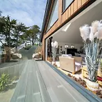 Cornwall Sunray Palm Villa - Gannel River Views, Close To Boating Lake, Pentire & Fistral Beach, Newquay Centre, Private Location